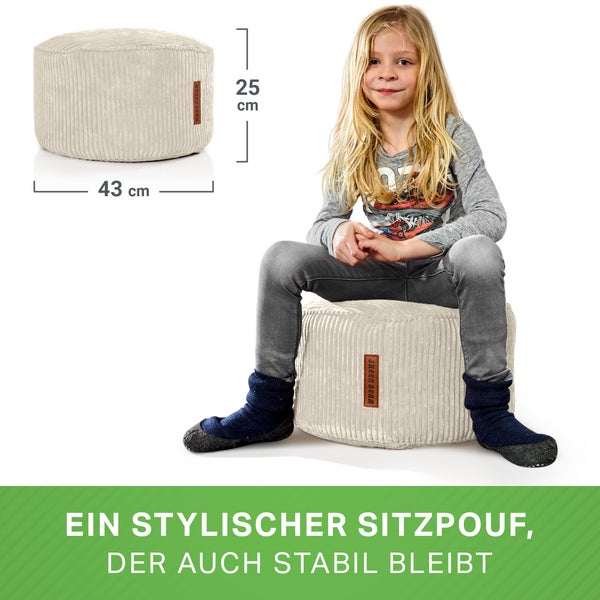 Kind sitzt auf einem Green Bean Sitzpouf mit den Maßen 43 mal 25 Zentimeter