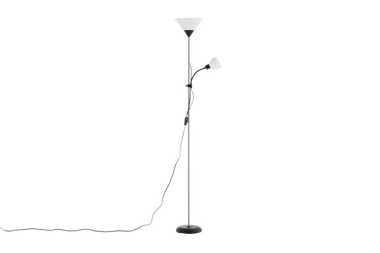 Wohnzimmer mit schwarzem Schrank, Stehlampe und Sofa