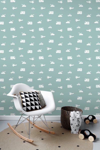 Kinderzimmer mit Tapete mit Fahrzeugmuster, Schaukelstuhl, Teppich und Spielzeugautos