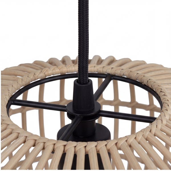 Detail einer Pendelleuchte mit schwarzem Textilkabel und einem Schirm aus hellem Rattangeflecht.