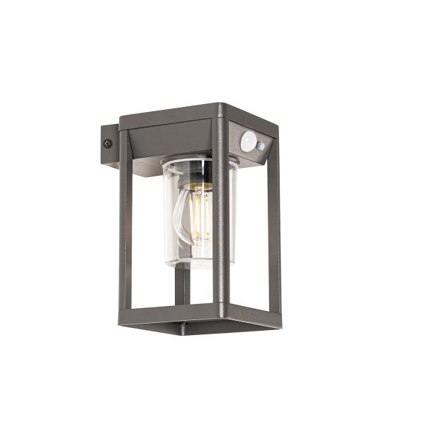 Moderne Außenwandleuchte mit Bewegungsmelder, rechteckiger Metallrahmen, Glaseinsatz und sichtbarem Leuchtmittel.