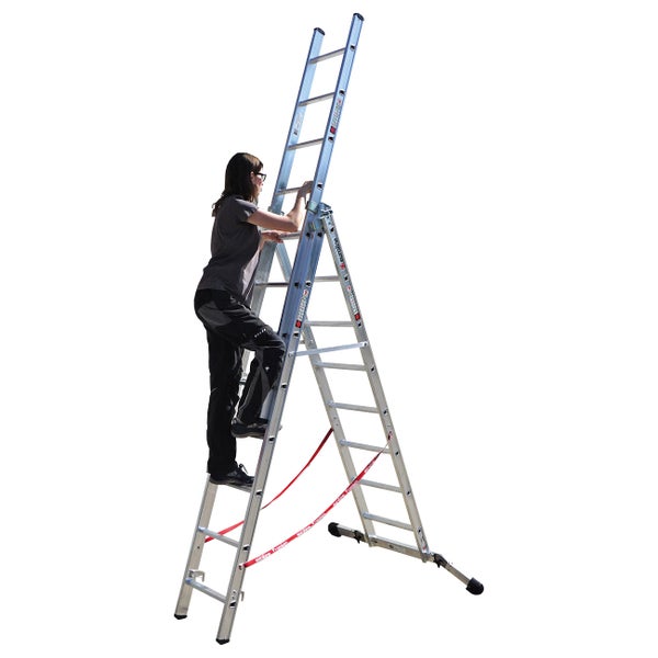 Eine Frau steigt auf eine Aluminium Mehrzweckleiter.