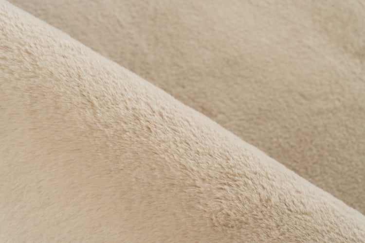 Nahaufnahme eines weichen Webpelzstoffes mit dichter Textur.