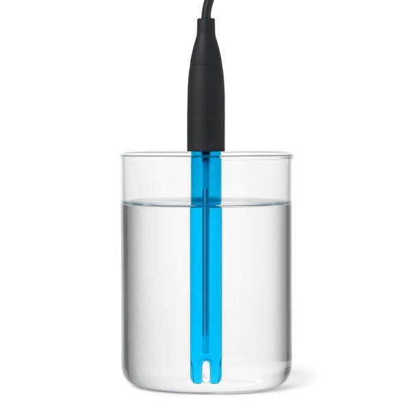 Ein blauer pH-Messer in einem Glas mit Flüssigkeit zur Messung des pH-Wertes.