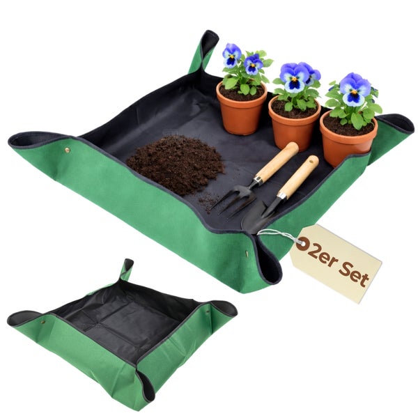 Wasserdichte faltbare grüne Umtopfmatten im 2er Set aus Kunststoff mit Druckknöpfen sowie Pflanztöpfen Blumenerde und Gartenwerkzeug.