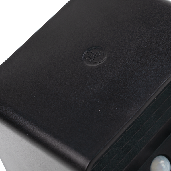 Detailaufnahme einer schwarzen Außenleuchte