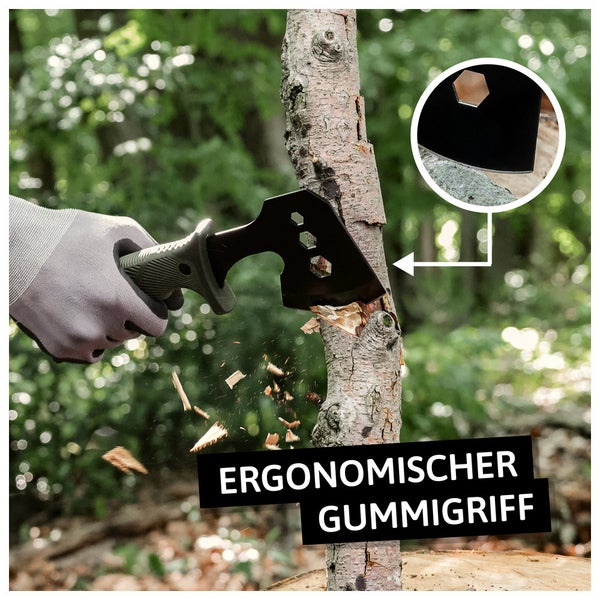 Axt mit ergonomischem Gummigriff beim Hacken von Holz