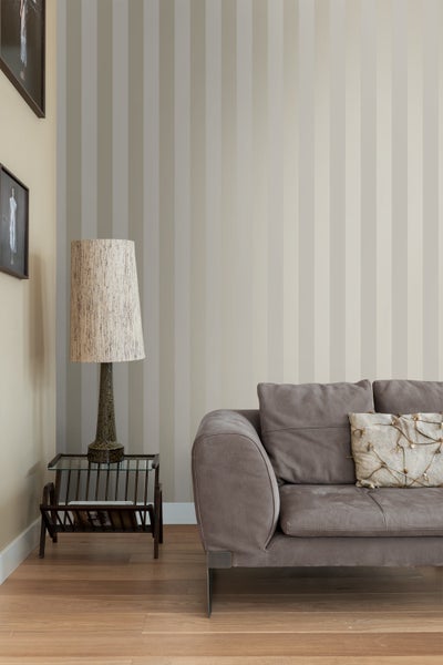 Wohnzimmer mit gestreifter Tapete, Sofa und Stehlampe