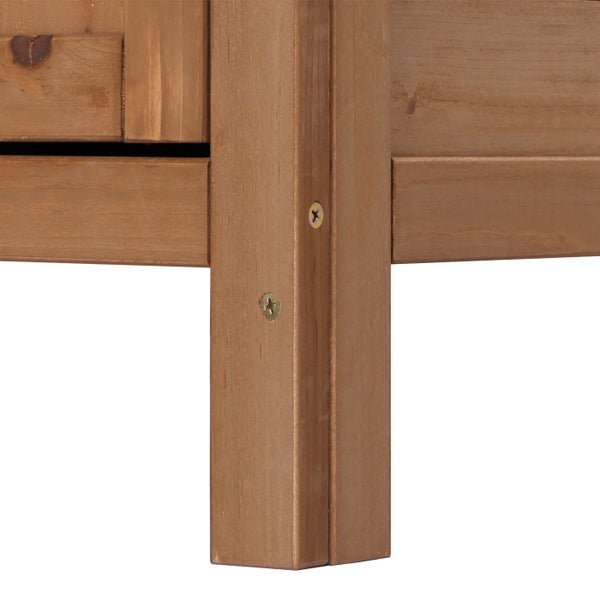 Detailaufnahme eines Holzbeins mit Schrauben
