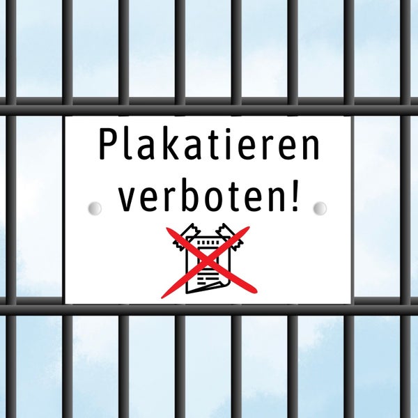 Schild mit dem Text "Plakatieren verboten!" hinter Gittern