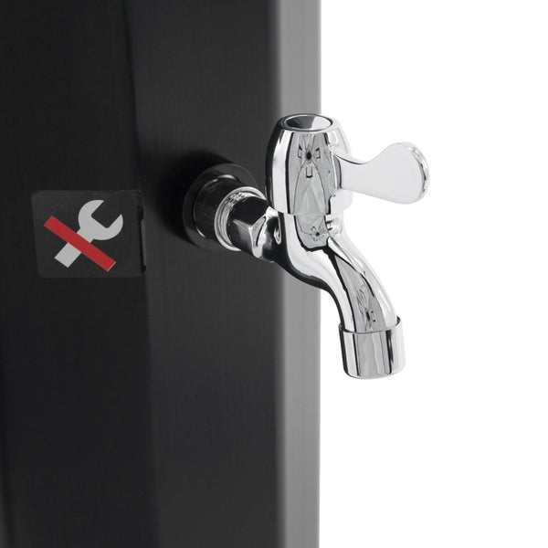 Wasserhahn an einer Duschsäule mit Symbol 'kein Schraubenschlüssel'