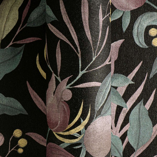 Tapete mit floralem Motiv und Blättern auf dunklem Untergrund für eine elegante Wandgestaltung