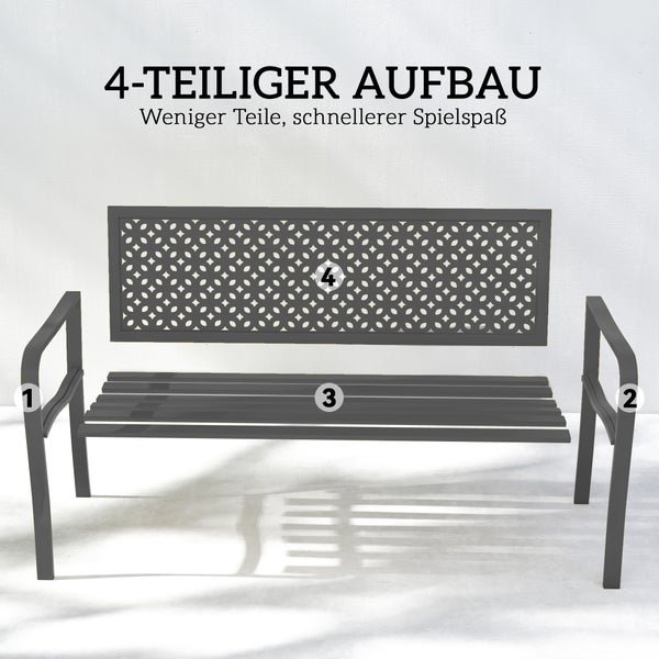 Gartenbank mit Lattensitz und ornamentaler Rückenlehne auf einer hellen Terrasse, zeigt Wasserablauf und Luftdurchlässigkeit.