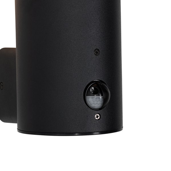 Nahaufnahme einer mattschwarzen zylindrischen Außenwandleuchte mit integriertem Bewegungsmelder.