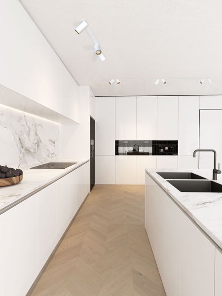 Helle Küche mit Kücheninsel, Marmorarbeitsplatte und Holzboden