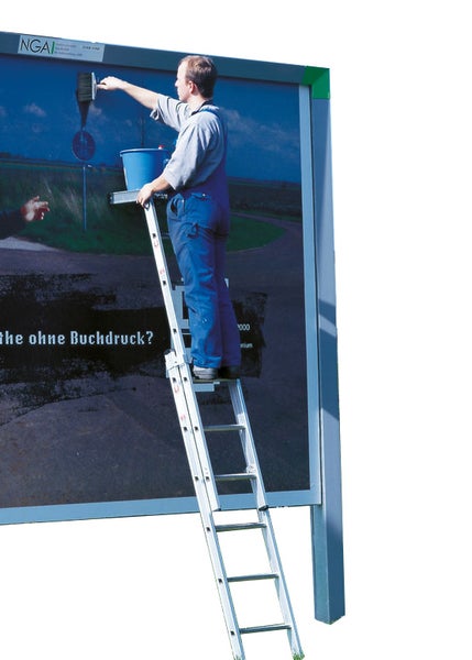 Eine Person steht auf einer Aluminiumleiter mit einer Plattform und reinigt eine Werbetafel.