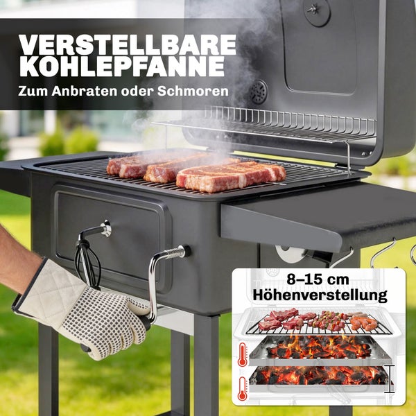 Holzkohlegrill mit höhenverstellbarer Kohlepfanne von 8 bis 15 Zentimeter, Fleisch auf dem Rost und Handkurbel zur Justierung.