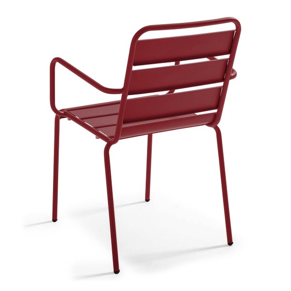 Roter Gartenstuhl aus Metall mit Armlehnen, Rückenlehne und Sitzfläche mit Querstreben.