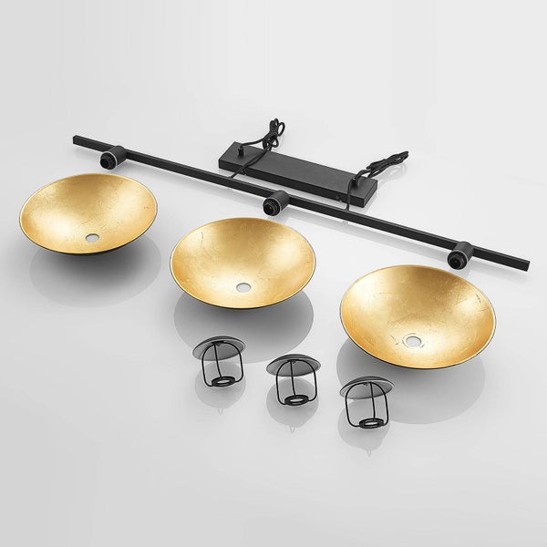 Deckenleuchte mit drei goldenen Schalen und schwarzen Lampenschirmen