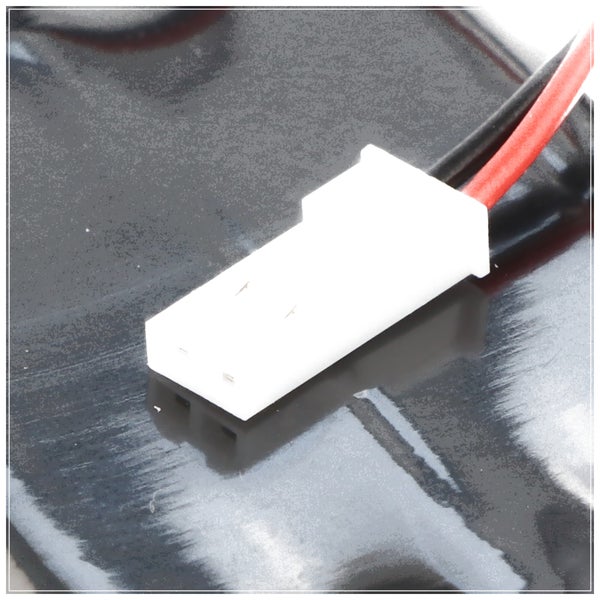 Weißer elektrischer Steckverbinder aus Kunststoff mit rotem und schwarzem Kabel.