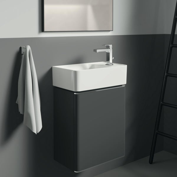 Badezimmer mit Waschbeckenunterschrank, Armatur, Handtuch und Leiter