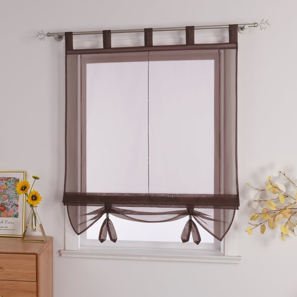 Gardine mit Tunnelzug und Bindebändern vor einem Fenster.