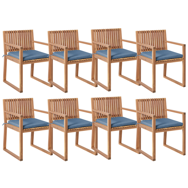 Achter-Set Gartenstühle aus Holz mit Armlehnen und blauen Sitzkissen.