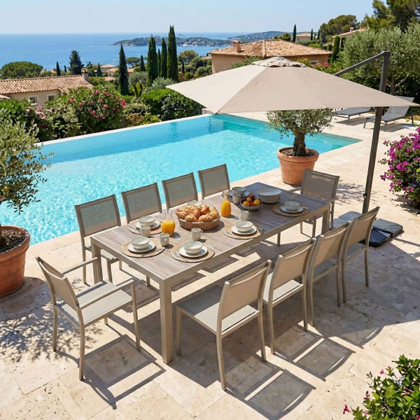 Großes Gartenmöbel-Set mit rechteckigem Esstisch und zehn Stühlen auf einer Terrasse am Pool unter einem Sonnenschirm in heller Umgebung.