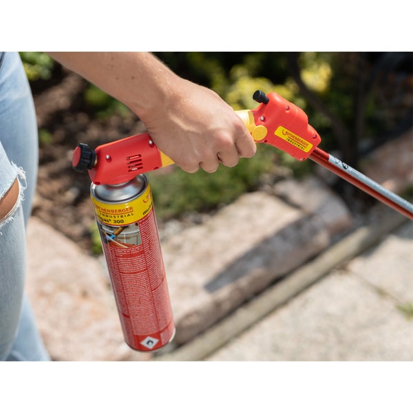 Person hält einen Rothenberger Industriebrenner mit einer Multigas 300 Kartusche.
