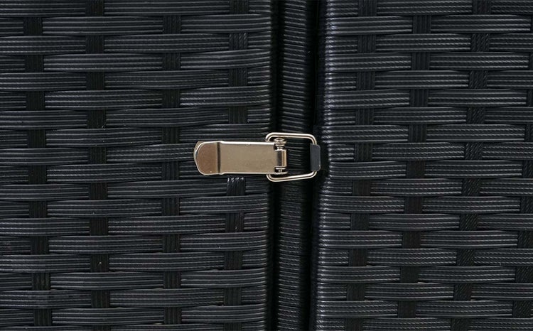 Schwarze Mülltonnenbox aus Polyrattan für zwei Tonnen mit Fronttüren und aufklappbaren Deckeln.