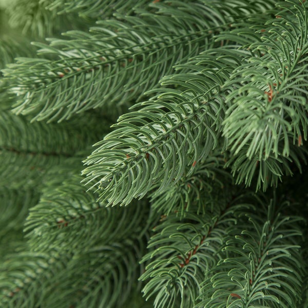 Nahaufnahme von Zweigen eines künstlichen Weihnachtsbaums