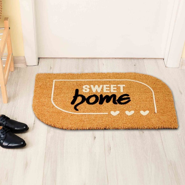 Fußmatte mit der Aufschrift 'Sweet Home' vor einer Tür