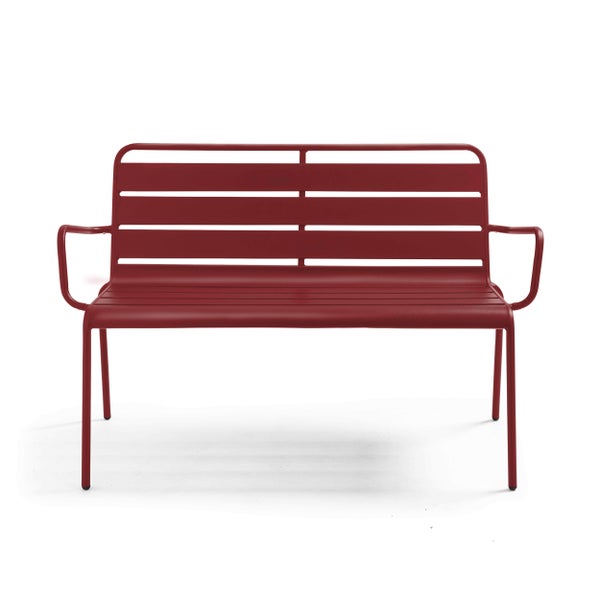 Dunkelrote Gartenbank aus Metall mit Lamellen-Rückenlehne und Armlehnen, Rückansicht.