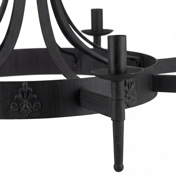 Detailaufnahme eines schwarzen Kerzenleuchters aus Metall mit floralen Ornamenten.