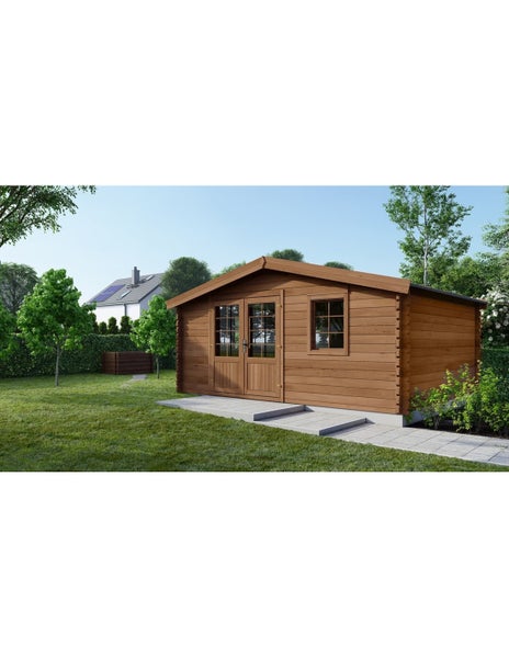 Klassisches Blockbohlenhaus aus Holz mit Satteldach, Doppeltür und Fenster in einem hellen, weitläufigen Garten mit Rasenfläche.