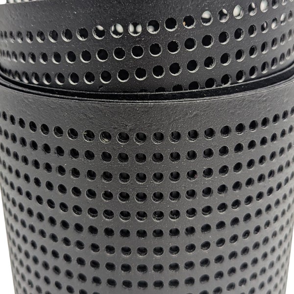 Nahaufnahme eines gelochten Pflanzkorbs