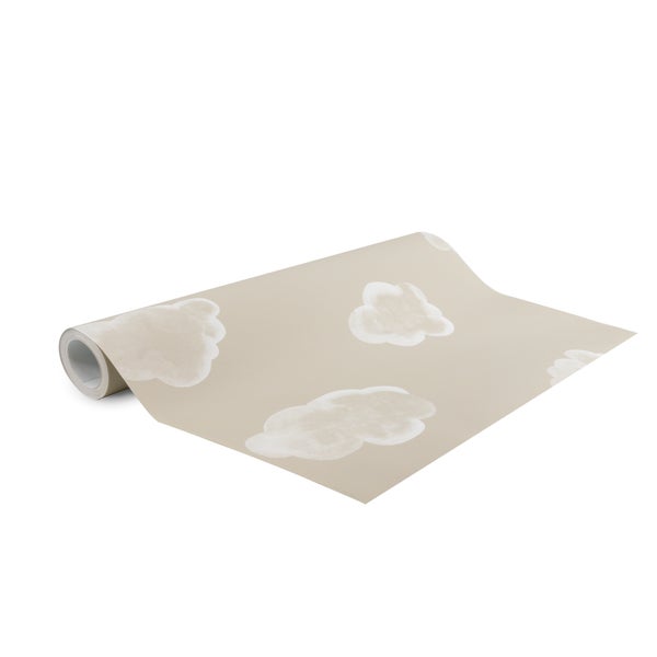 Vliestapete mit Wolkenmuster in Beige und Weiß auf einer Rolle.