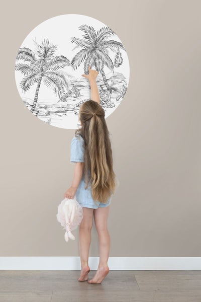 Mädchen berührt Wandtattoo mit Dschungelmotiv