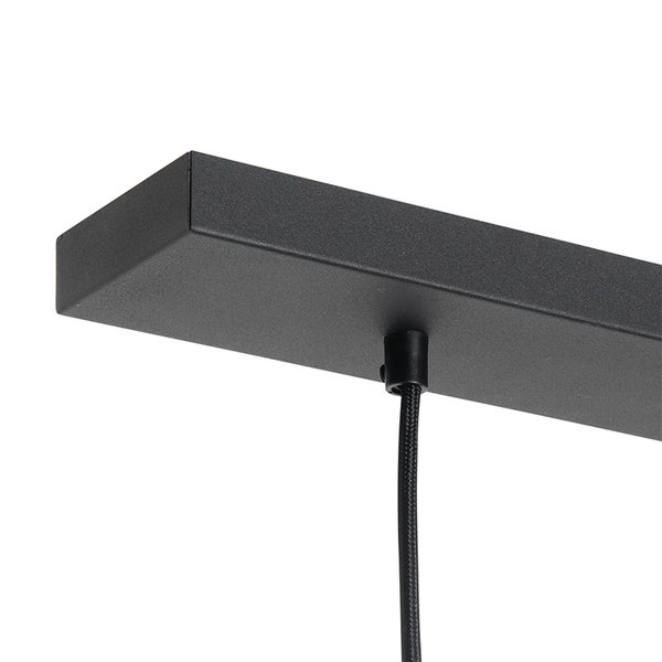 Detailaufnahme einer Deckenhalterung für eine Lampe