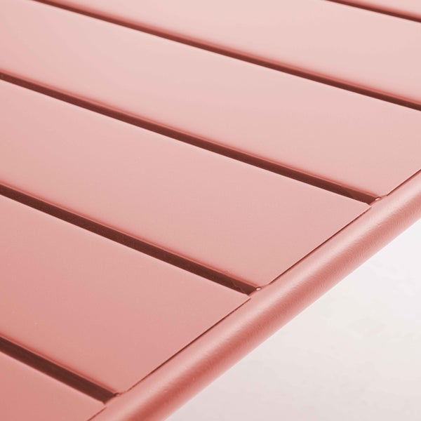 Detailansicht einer rosa Gartentischoberfläche aus Metalllatten.