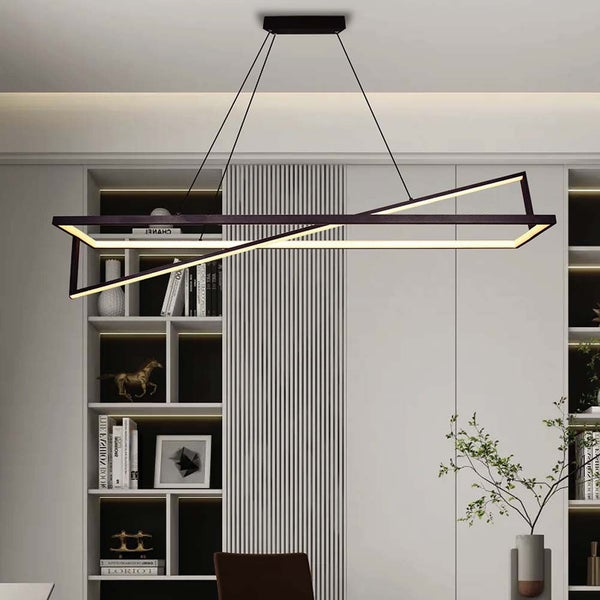 Moderne LED-Hängeleuchte mit geometrischem Design über einem Regal