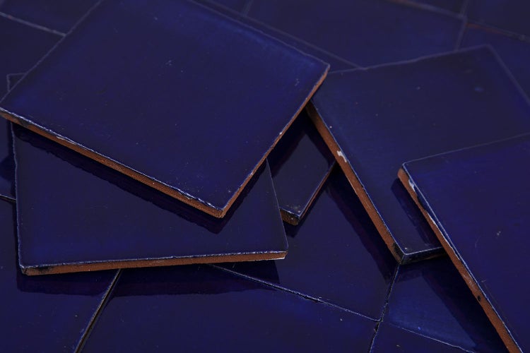 Nahaufnahme von blauen Keramikfliesen