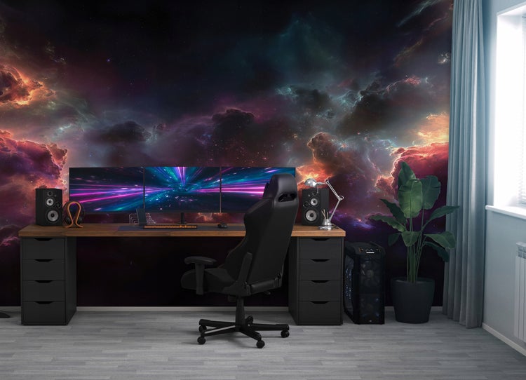 Gaming-Zimmer mit Schreibtisch, Stuhl, Monitoren und Galaxietapete