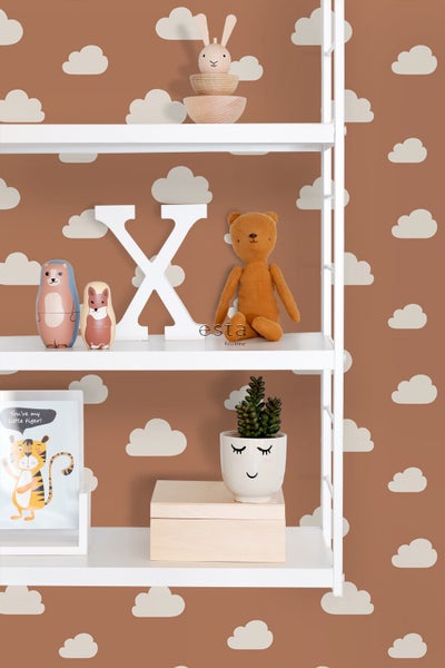 Regal mit Dekorationsartikeln wie einem Teddybären, einer Pflanze und einer russischen Matroschka-Puppe