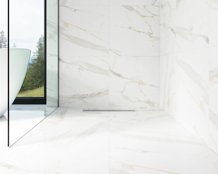 Badezimmer mit weißen Fliesen in Marmoroptik, Duschrinne und Badewanne