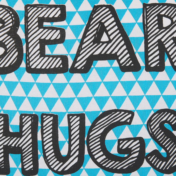 Stoff mit geometrischem Dreiecksmuster und Schriftzug Bear Hugs