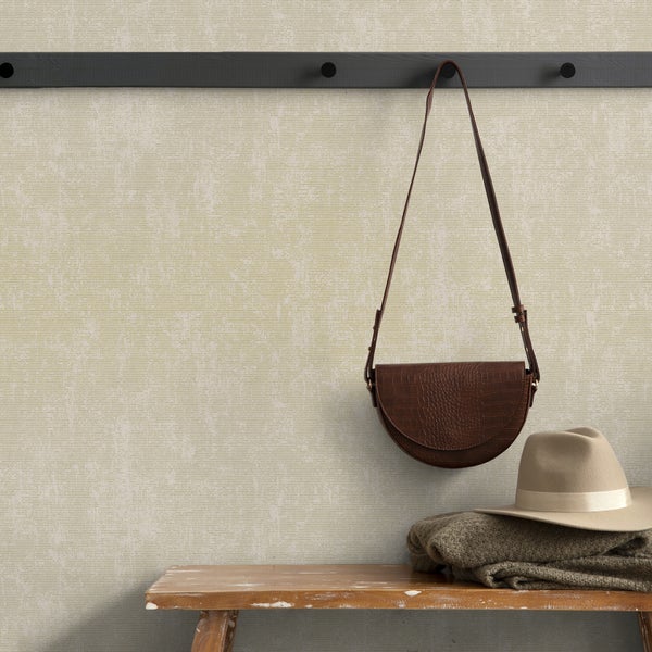 Szene mit einer gemusterten Tapete, einer Garderobe, einer Handtasche und Accessoires auf einer Bank