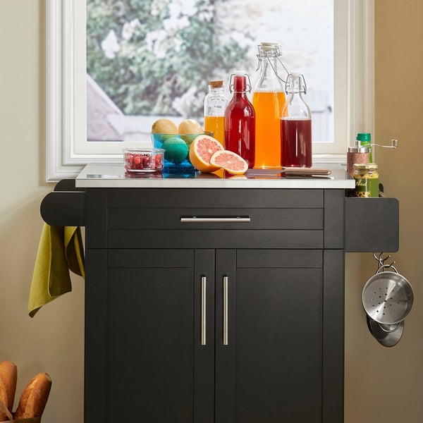 Schwarzer Küchenwagen mit Schublade, Schrank, Handtuch und Lebensmitteln