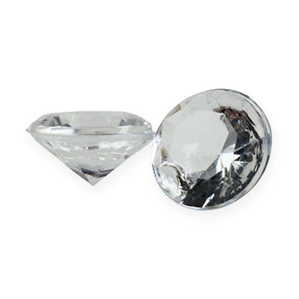 Zwei Dekosteine in Diamantform aus klarem, facettiertem Glas oder Kunststoff.