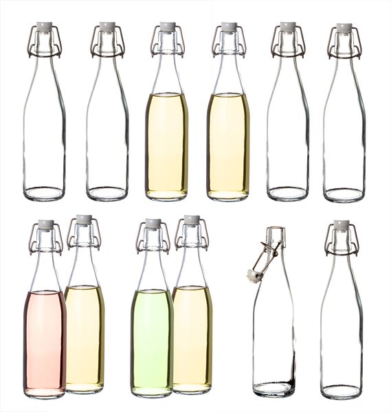 Mehrere Glasflaschen mit Bügelverschluss, teils leer und teils befüllt.